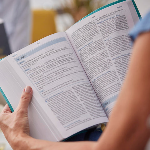 Image of NKJV The Bible Study Bible Cloth over Board Blue Comfort Print: A Study Guide for Every Chapter of the Bible