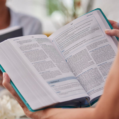 Image of NKJV The Bible Study Bible Cloth over Board Blue Comfort Print: A Study Guide for Every Chapter of the Bible