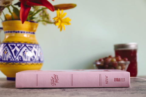 Image of NIV, THE BUSY MOM'S BIBLE, LEATHERSOFT OVER BOARD, PINK, RED LETTER, COMFORT PRINT: DAILY INSPIRATION EVEN IF YOU ONLY HAVE ONE MINUTE