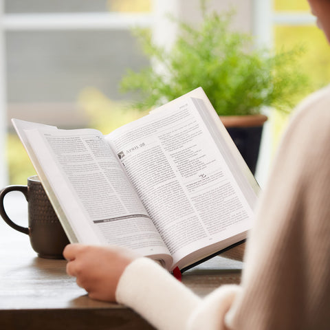 Image of NKJV MacArthur Daily Bible 2nd Edition Hardcover Comfort Print: A Journey Through God's Word in One Year