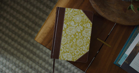 Image of ESV LARGE PRINT SINGLE COLUMN JOURNALING BIBLE (CLOTH OVER BOARD, ANTIQUE FLORAL DESIGN)