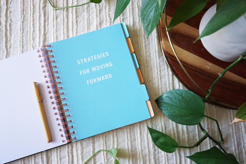 Image of DON'T LOOK BACK PLANNER: A YEARLONG ORGANIZER FOR GETTING UNSTUCK AND MOVING FORWARD WITH PASSION AND PURPOSE
